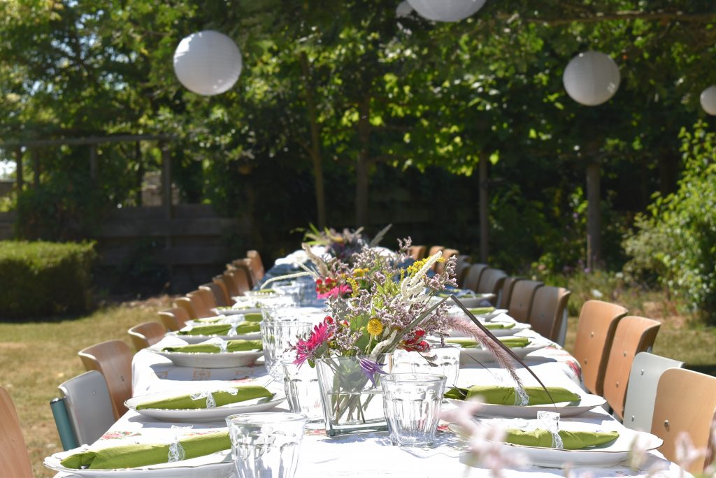 Feestelijk gedekte tafel in tuin
